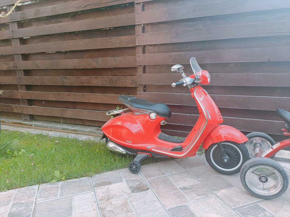 Vând o Vespa electrică, tricicletă, trotinetă și o bicicletă pentru copii cu vârsta cuprinsă între 3 și 6 ani
