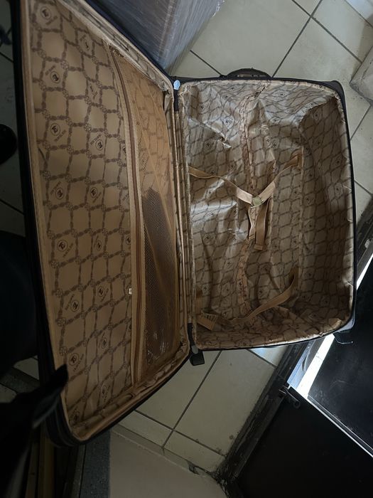 Продам недорого чемодан