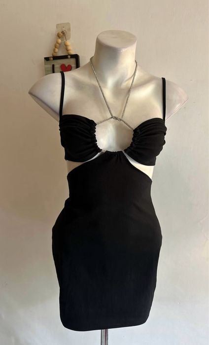 Черна къса рокля с блестяща, сребриста връзка