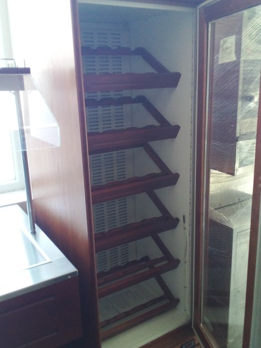 продавам хладилна витрина за вина. Топ цена!
