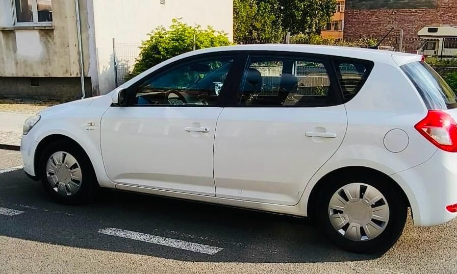 KIA CEED 2010 1.6 Benzină 126CP - ÎNMATRICULATĂ ÎN GERMANIA - Se află în SIBIU - 3.800€