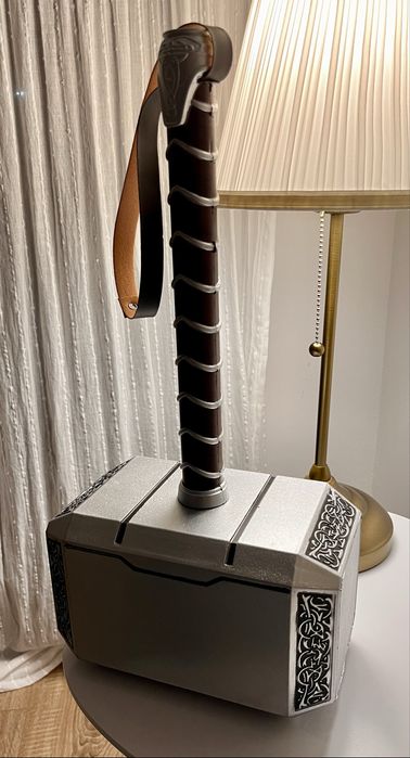 Vând ciocanul lui Thor (Mjolnir)