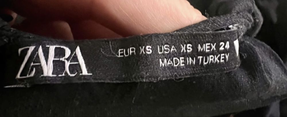 Top scurt Zara cu inel la decolteu