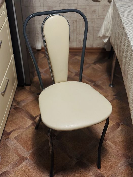 Кухонный стеклянный стол и 3 стула