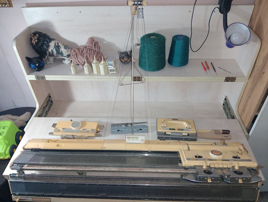 Продам машинку для вязания вместе со столом