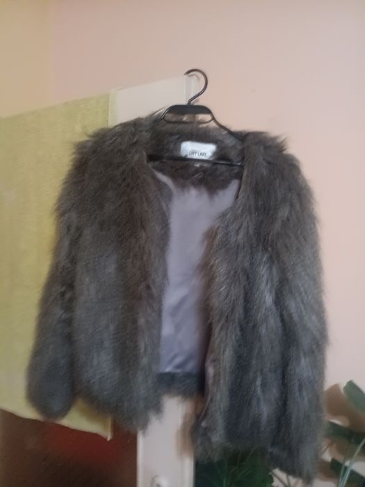 Дамско късо пухено палто