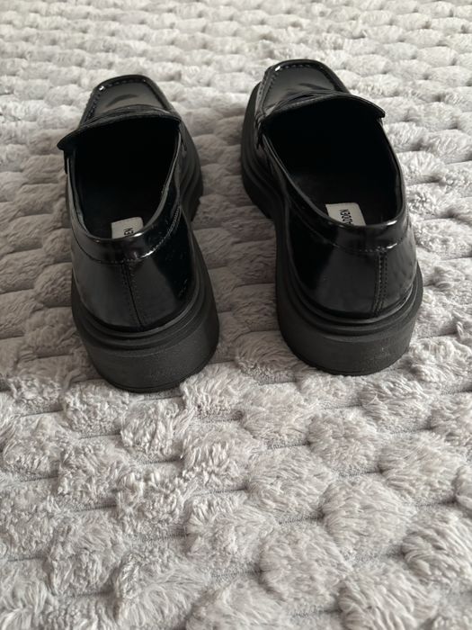 Черни лачени лоуфъри Steve Madden