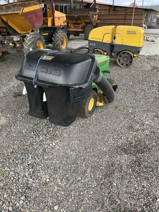 Tractoras John Deere tuns gazon/iarba