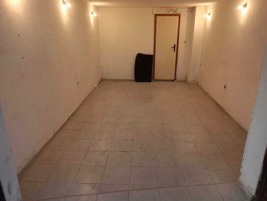 Партерен гараж в центъра, 22 кв.м, мокро помещение.