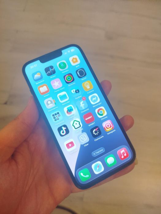 Продавам Iphone 13