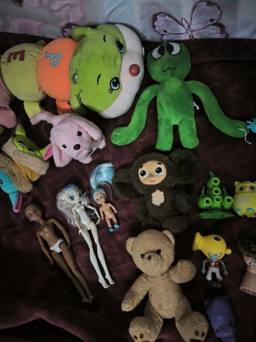 Продам 2 пакета  игрушек