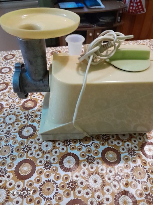 Электромясорубка " Южанка".