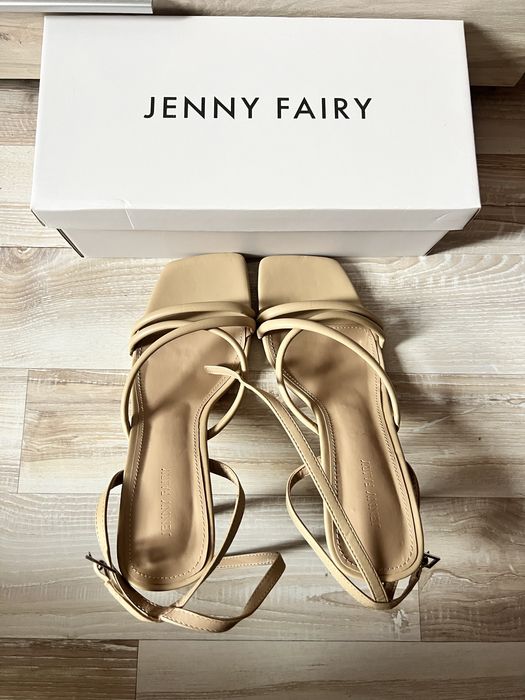 Сандали на ток nude