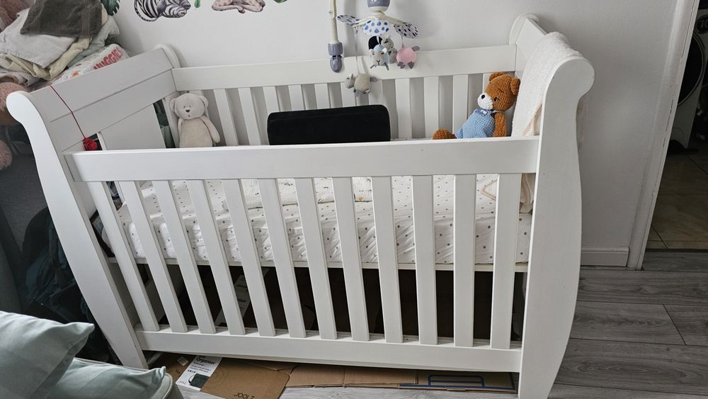 Pătuț și comodă pentru înfășat bebeluși