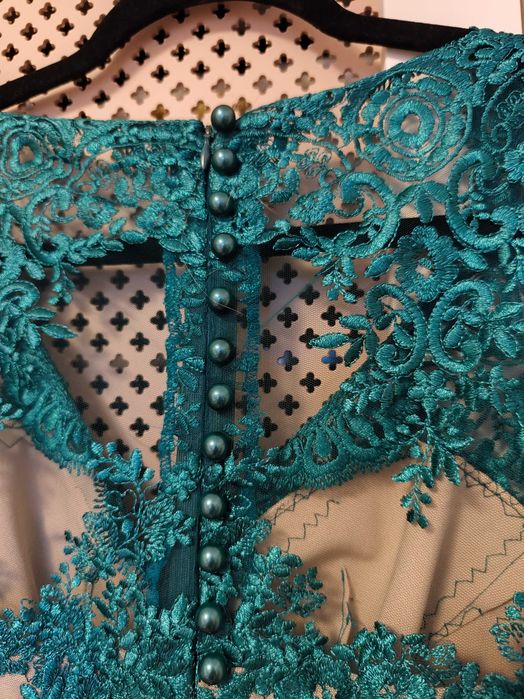 Rochie ocazie, din dantelă, verde smarald, mărimea 38, corespunde mărimii M.
