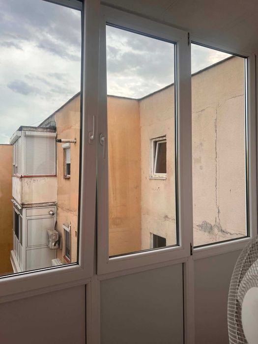 Vand garsoniera,confort 1,compusa din hol, baie, camera ,bucatarie si balcon izolat si inchis cu termopan ,etaj 4 ,str. Poetului, partial renovata,