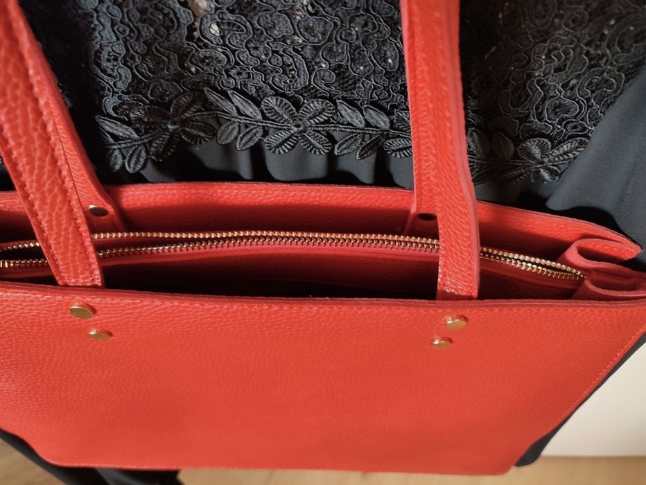 Червена чанта с капси