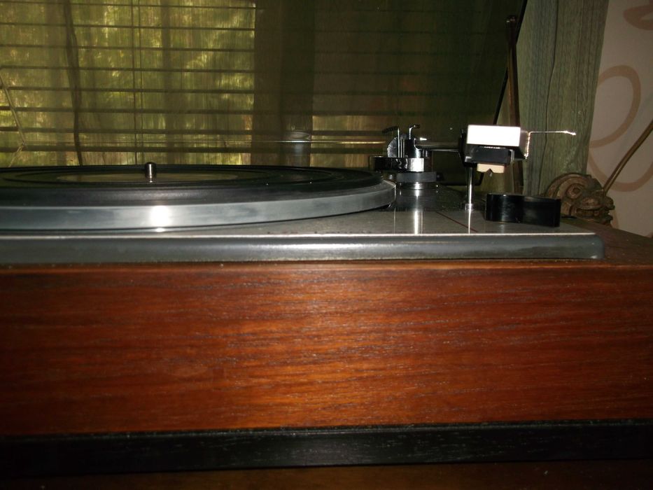 Продавам грамофон Lenco L75