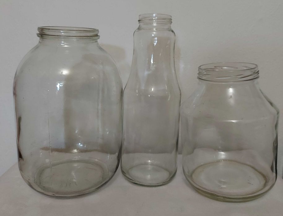 Стъклени буркани и бутилки