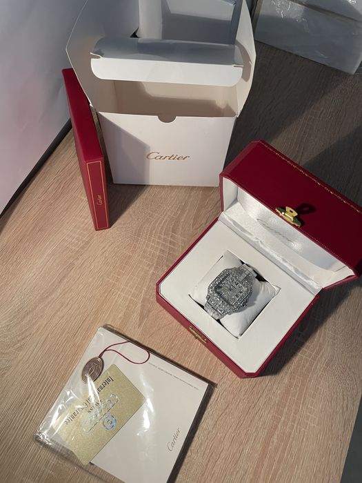 Часовник Cartier Santos iced-out