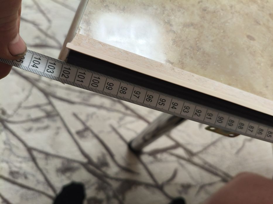 Продам кухонный стол .