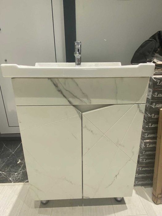 Раковина, шкаф, смеситель