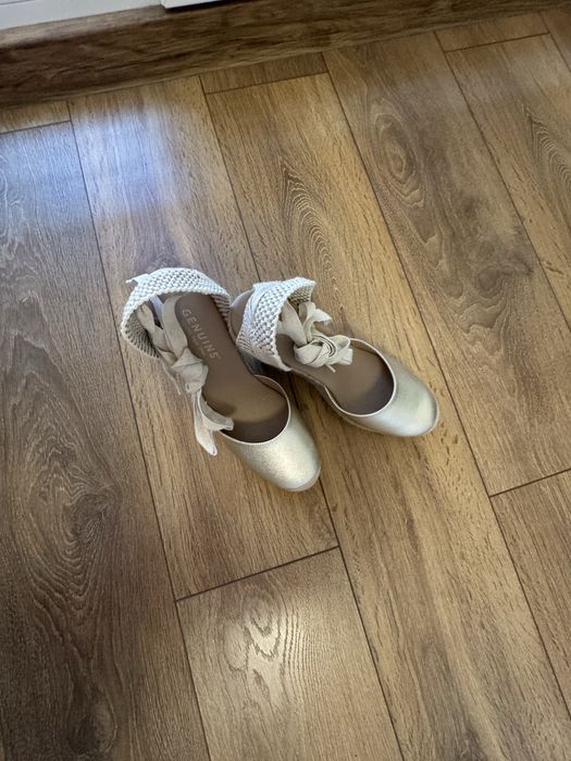 Обувки тип сандал на платформа