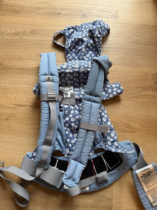 Marsupiu ErgoBaby Omni 360 Blue Daisies