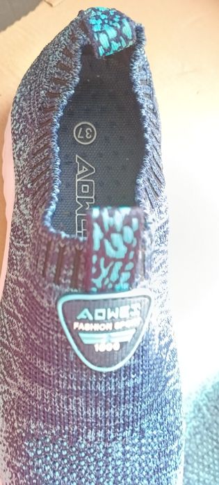 Продам кроссовки новые размер 37