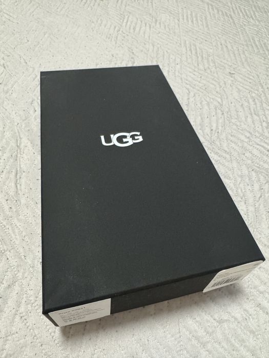 UGG Sheepskin Embroidered Glove