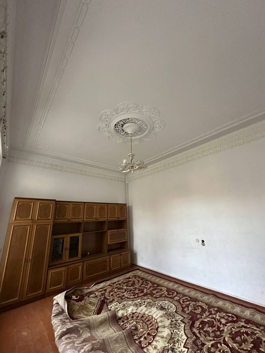 Сдаётся в аренду двор  чархи савдо цент олдида 

2 etaj uy 
Padval 2 t