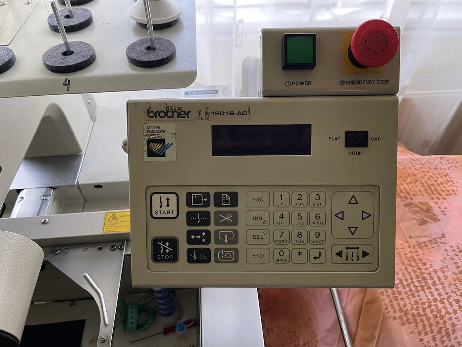 Mașină de brodat industrială Brother BE-1201B-AC – 12 ace + Gherghef șepci