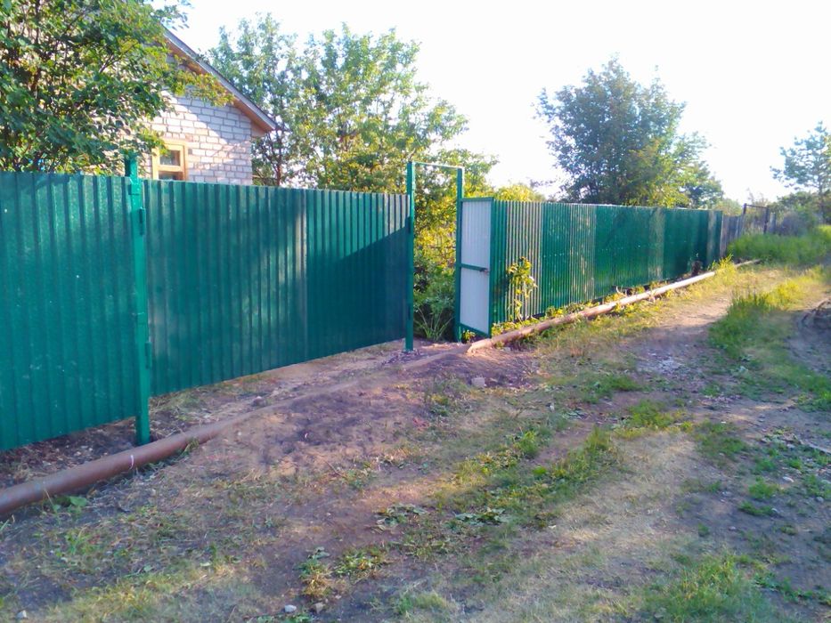 Забор профлист, дерево, сетка рабица.