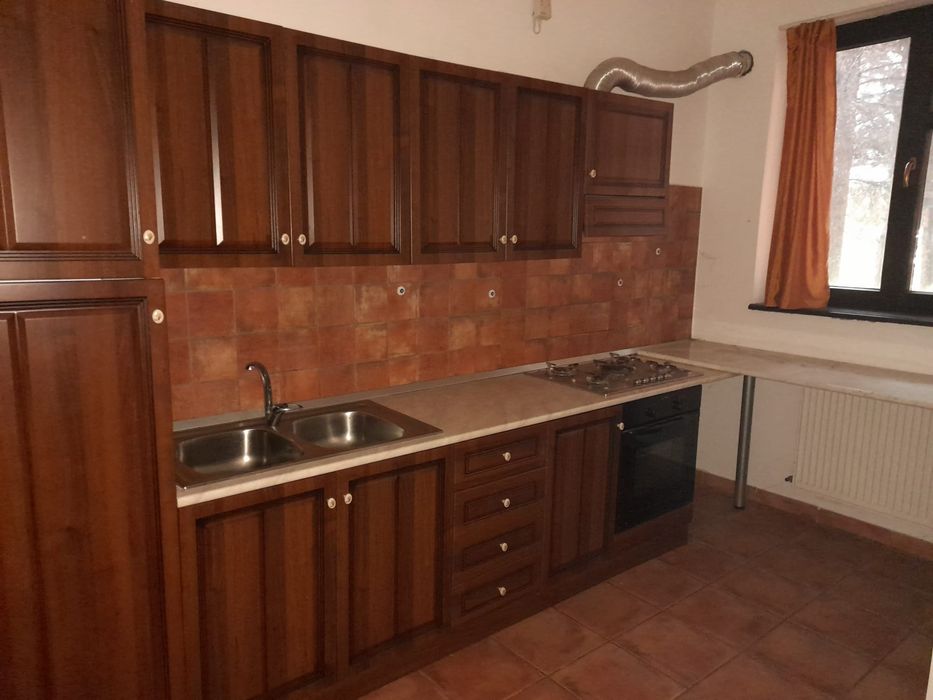 bucătărie din lemn închis la culoare