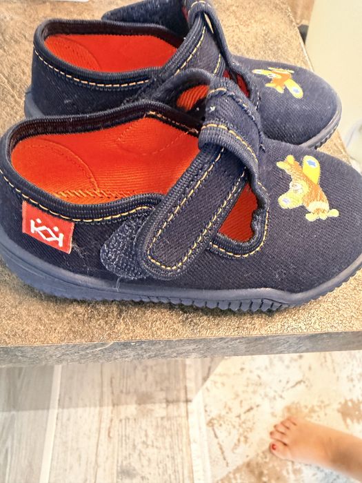 Пантофи детски на колев и колев