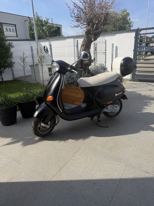 Scuter Piaggio Vespa negru foarte frumos