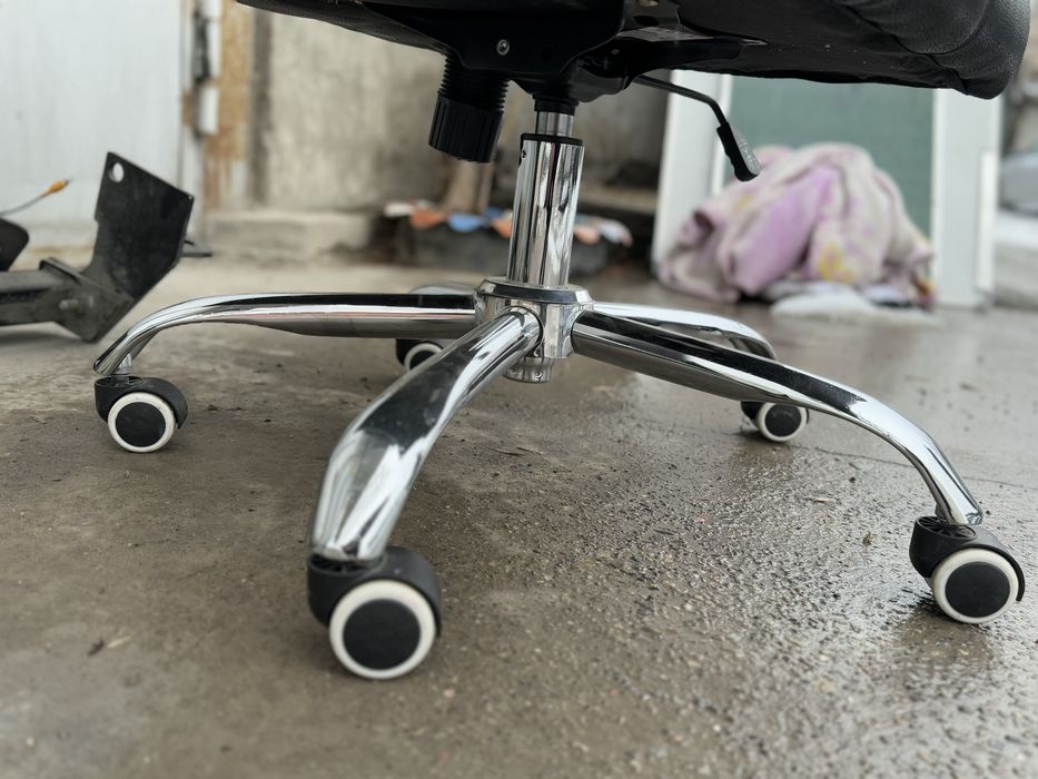 Продается стульчики 70 шт  и 2 кресло