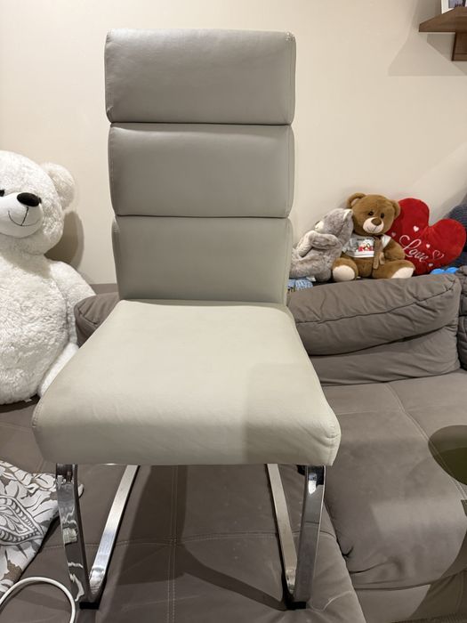 Два броя трапезни столове