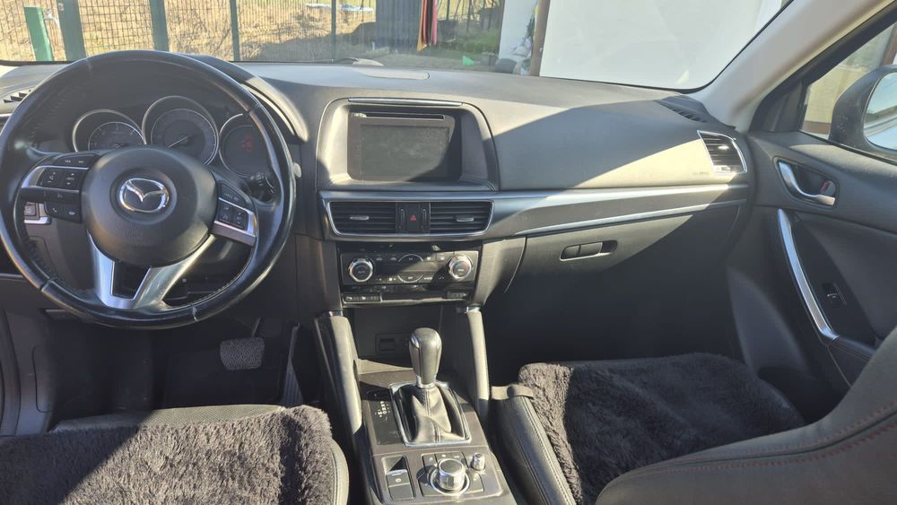 Vând Mazda . Detalii în privat