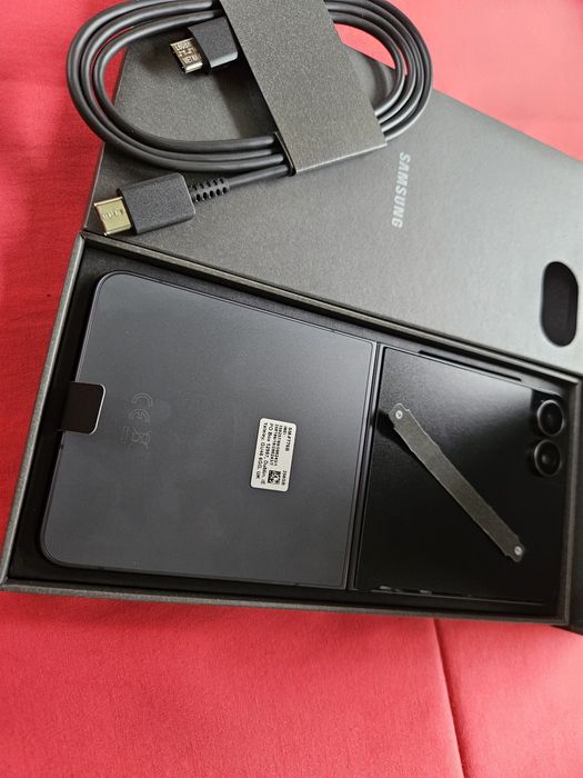 -Samsung Z Flip 8 Nou 256Gb 12Ram 0 cicluri incarcare Nefolosit Black Bat: 100% cutia sigilata completa sigiliile din fabrica intacte Neactivat