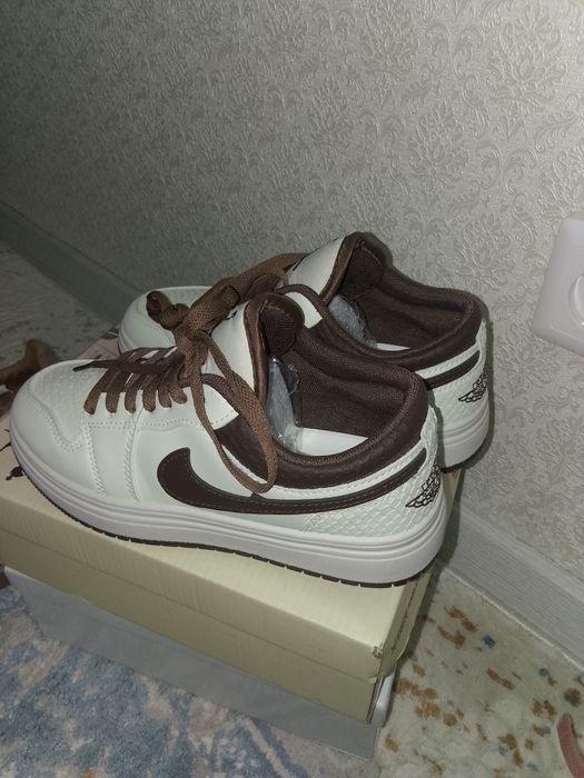 Продам новые кроссовки размер 36