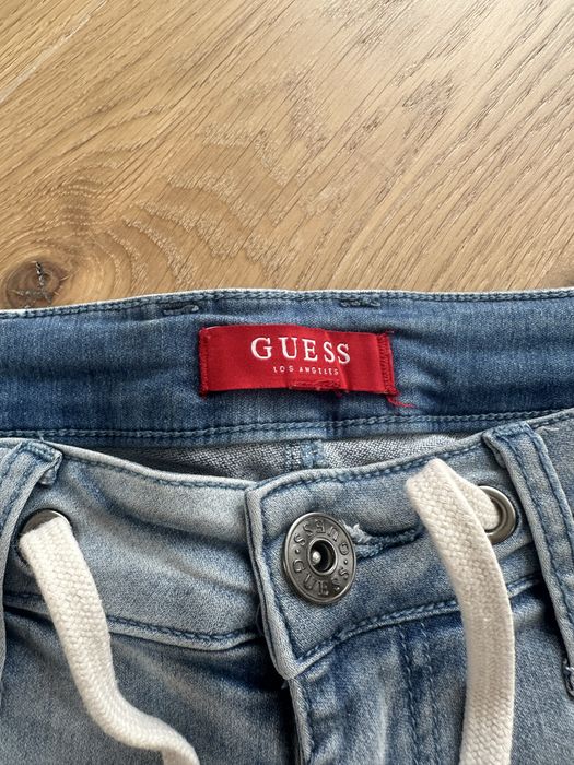 Vand pantaloni scurti Guess, marimea M
