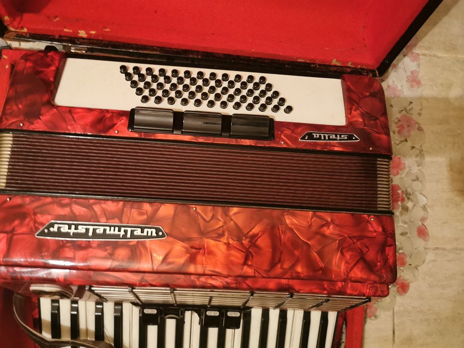 Акордеон. Велтмайстер. Свири. Нее спукан.