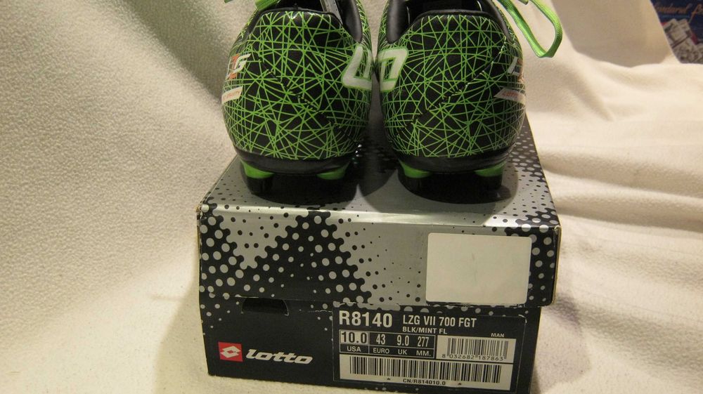 Crampoane.UMBRO.Ghete Fotbal nr 43 sau 27,5 cm.NOI