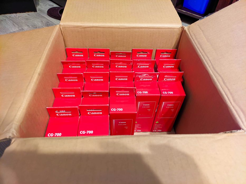 НОВИ! Зарядно устройство за батерии Canon CG-700