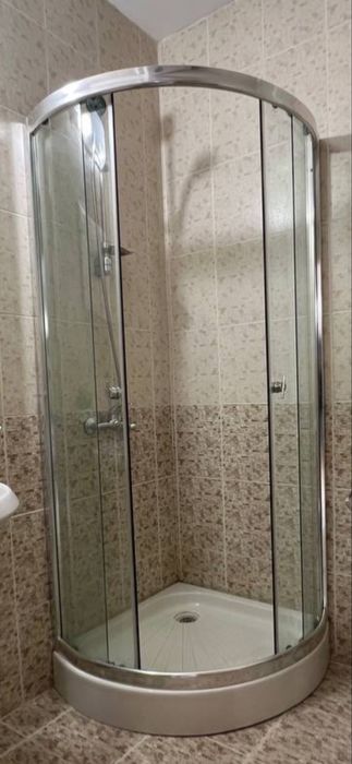 Душ кабина 90*90 стекла за душ кабина още една 80*80 с корито като нов