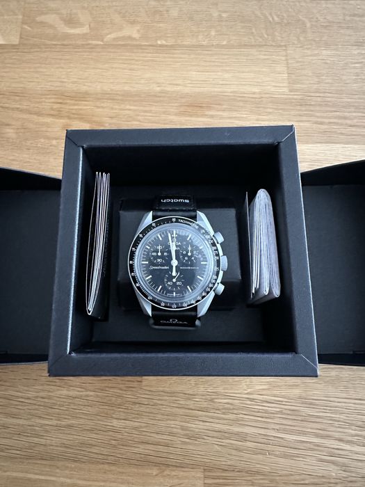 Продава се Omega Swatch Moonwatch mission to Earth