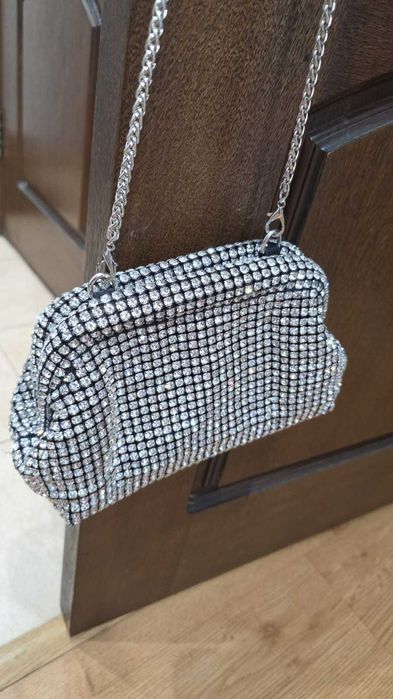 Вечерняя сумочка, полностью декорированную сияющими стразами