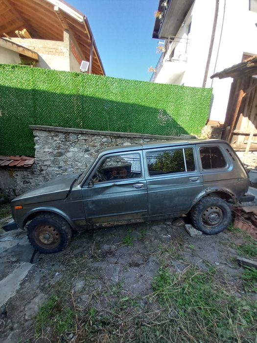 Продавам Лада Нива