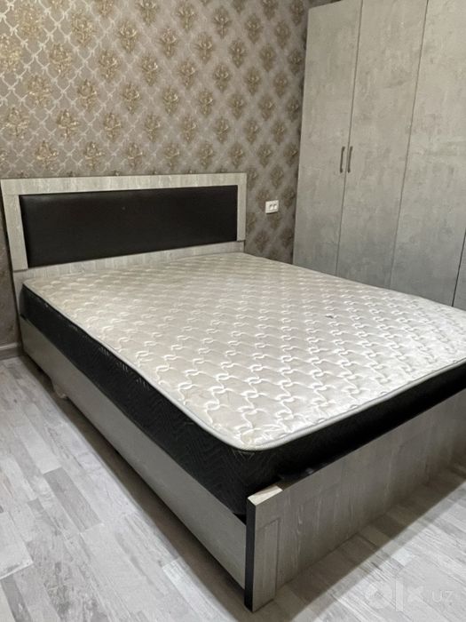 Кровать в месте с матрасом